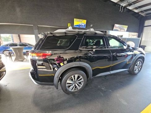Used 2025 Nissan Pathfinder SL FWD image 4