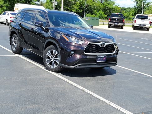 Used 2022 Toyota Highlander XLE AWD/4WD image 2