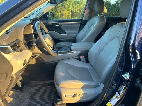 Used 2023 Toyota Highlander Limited image 14