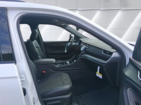 New 2025 Jeep Grand Cherokee L Altitude image 16