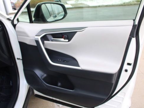 Used 2019 Toyota RAV4 Limited image 22