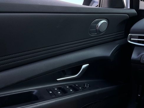 Used 2025 Hyundai Elantra Limited image 22