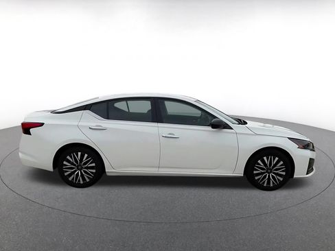 Used 2025 Nissan Altima 2.5 SV FWD image 13