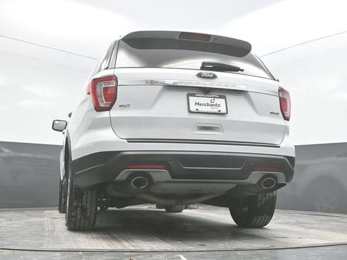 Used 2018 Ford Explorer XLT image 31
