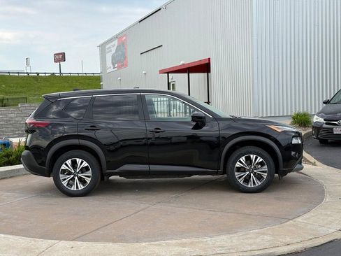 Used 2023 Nissan Rogue SV FWD image 2