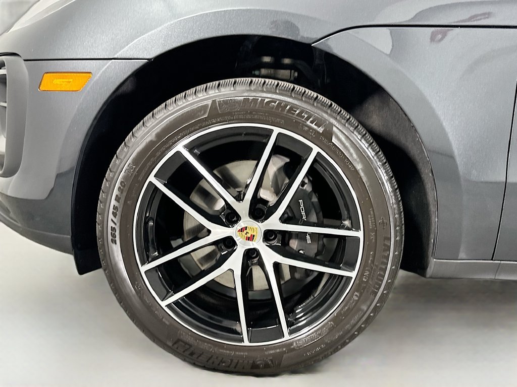 Certified 2025 Porsche Macan AWD/4WD image 33