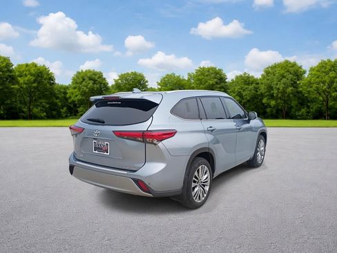 Used 2022 Toyota Highlander Platinum image 5