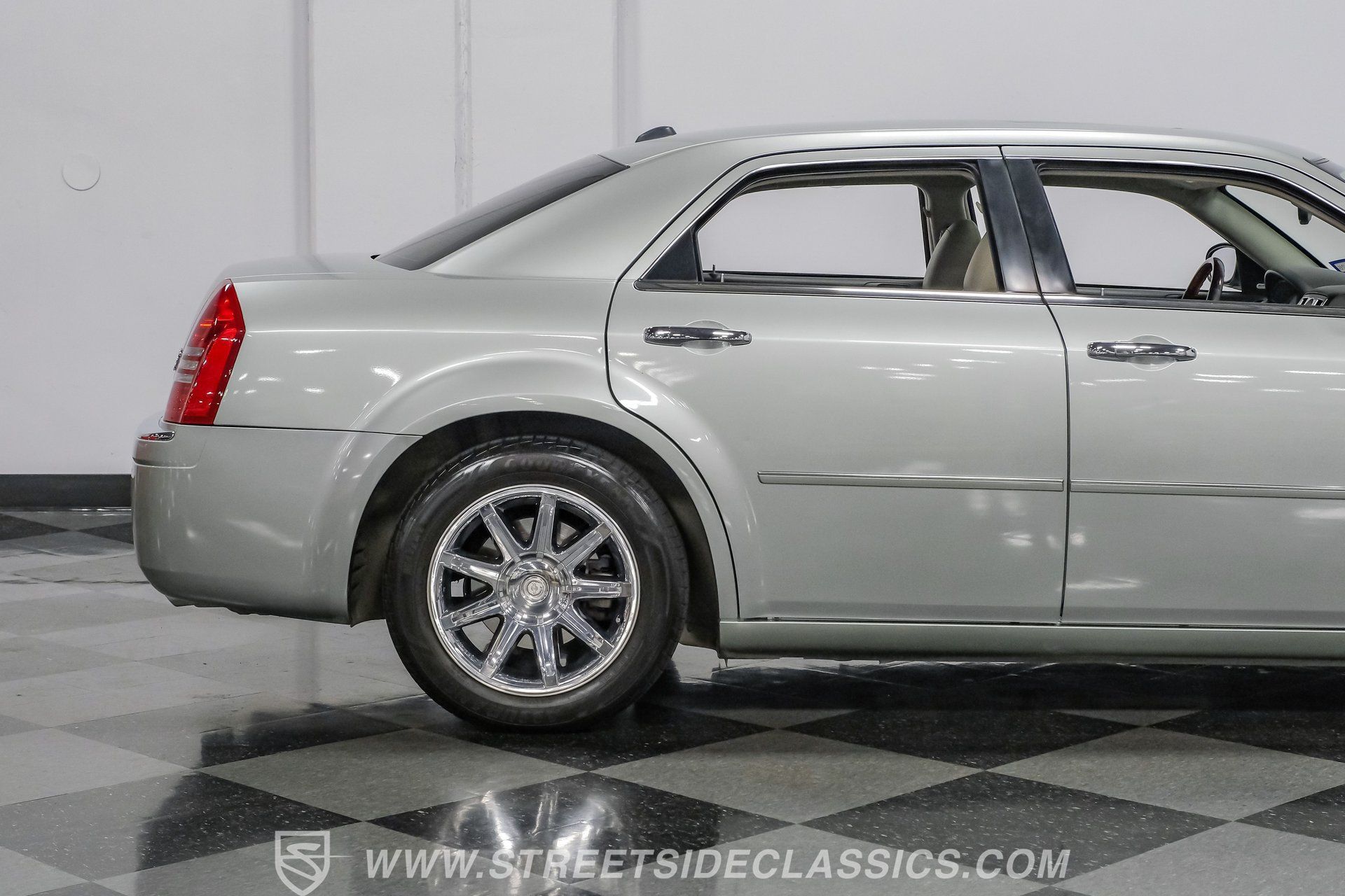 Used 2005 Chrysler 300 C w/ Navigation & Sound Group II RWD image 29