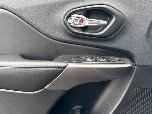 Used 2019 Jeep Cherokee Latitude Plus w/ Cold Weather Group image 11