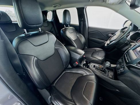 Used 2019 Jeep Cherokee Latitude Plus w/ Comfort/Convenience Group image 25