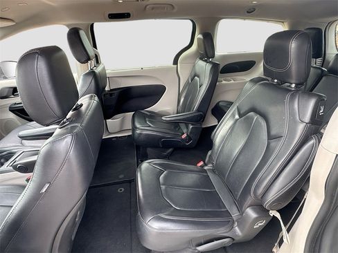 Used 2022 Chrysler Pacifica Touring-L image 23