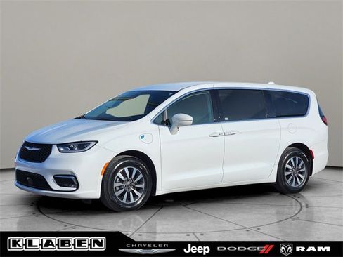 Certified 2022 Chrysler Pacifica Touring-L image 1