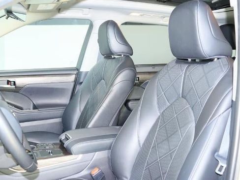 Used 2024 Toyota Highlander Platinum image 17