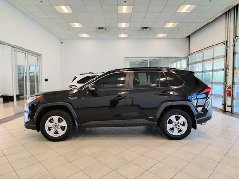 Used 2021 Toyota RAV4 XLE w/ Convenience Package AWD/4WD image 5