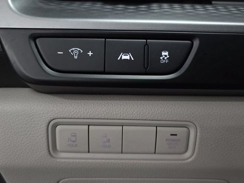 Used 2022 Kia Carnival LX FWD image 20