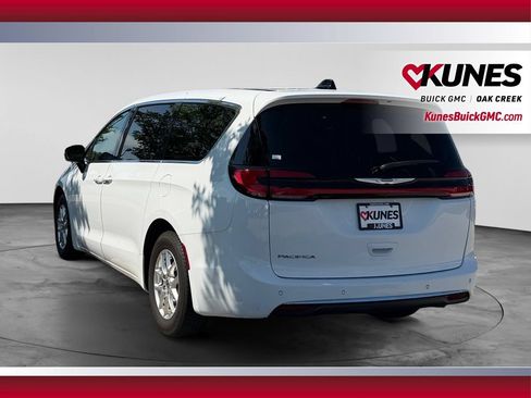 Used 2023 Chrysler Pacifica Touring-L FWD image 8