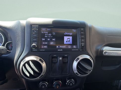 Used 2018 Jeep Wrangler Sahara w/ Connectivity Group AWD/4WD image 19