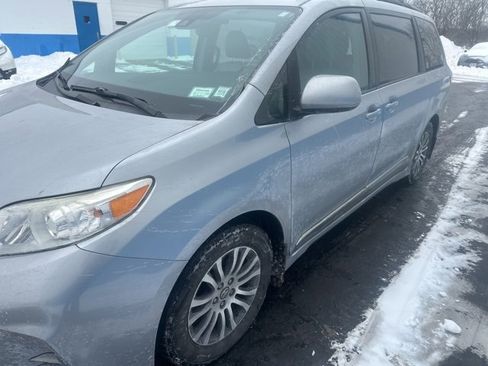 Used 2018 Toyota Sienna XLE Premium w/ Protection Package image 3