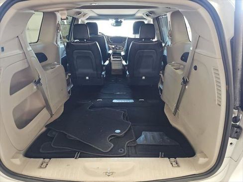 Used 2023 Chrysler Pacifica Limited FWD image 9