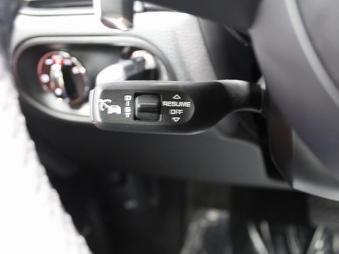 Certified 2025 Porsche Macan image 30