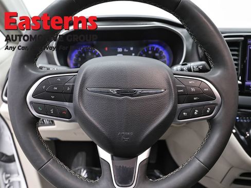 Used 2024 Chrysler Pacifica Touring-L FWD image 10