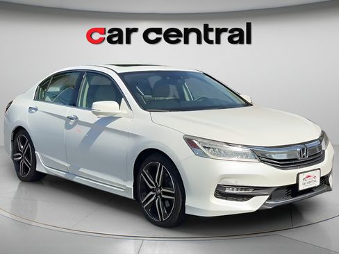 Used 2017 Honda Accord Touring image 8
