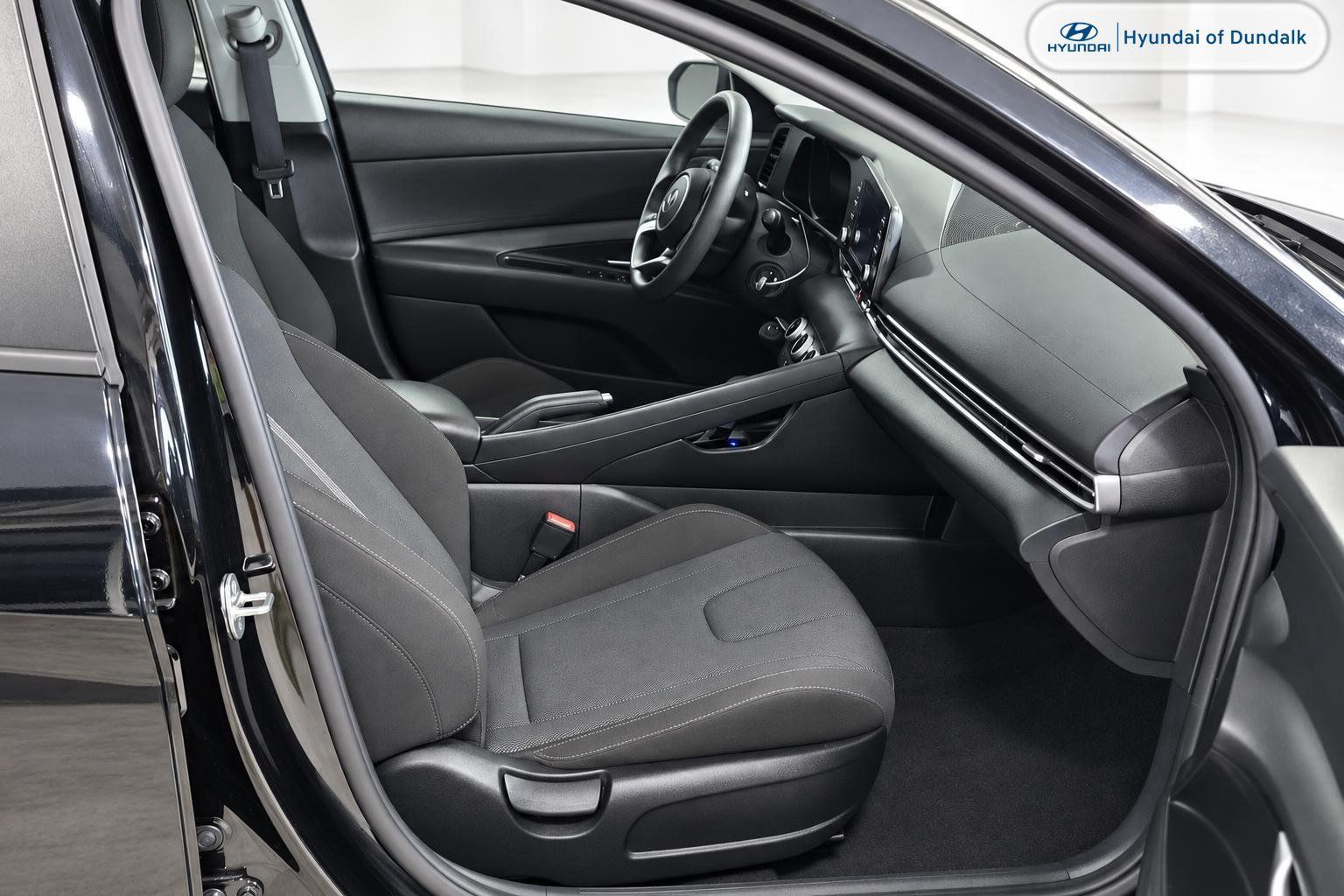 Used 2022 Hyundai Elantra SE FWD image 8