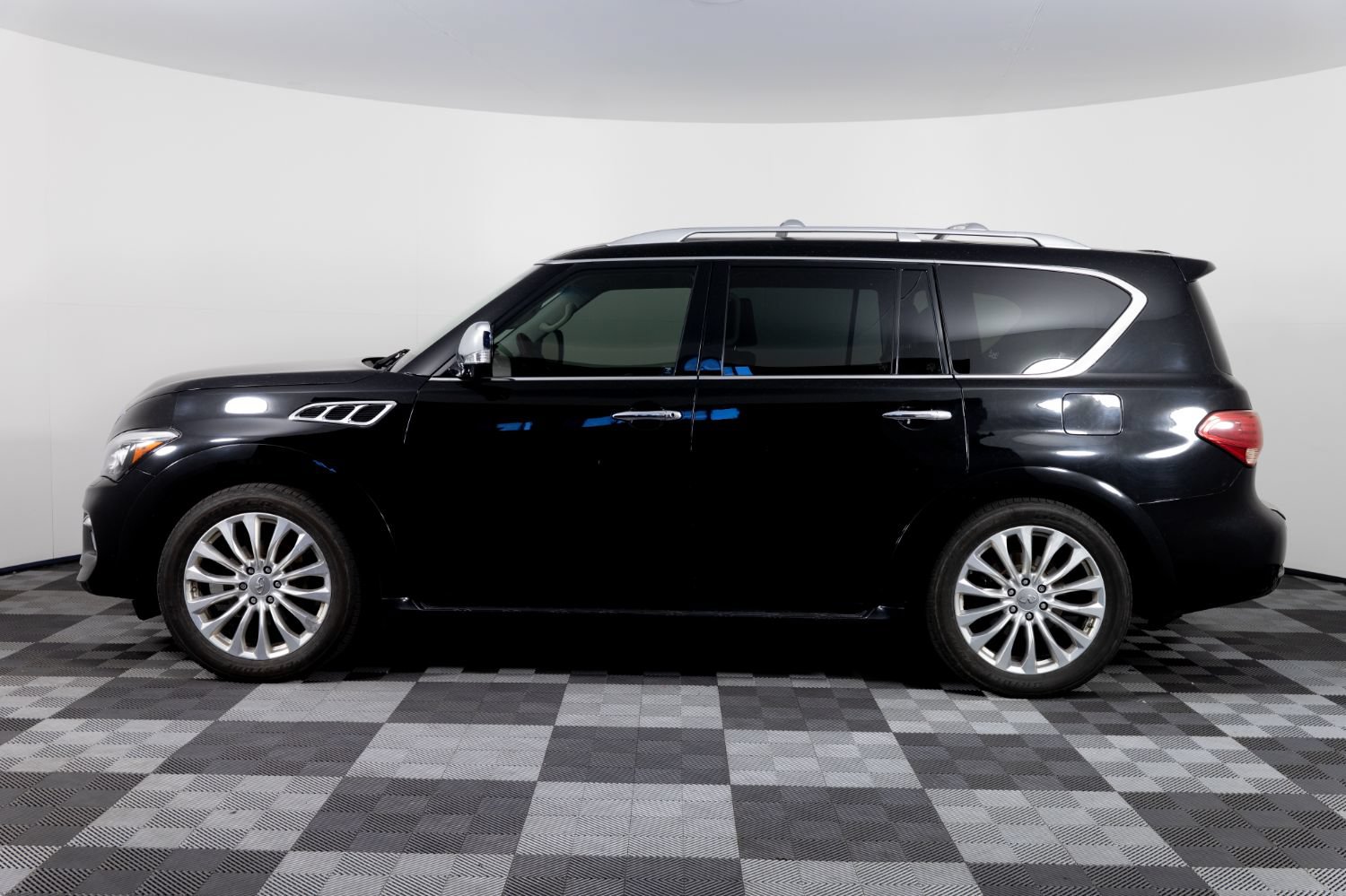 Used 2016 INFINITI QX80 4WD w/ Deluxe Technology Package image 3