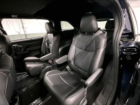 Used 2025 Toyota Sienna XSE FWD image 25