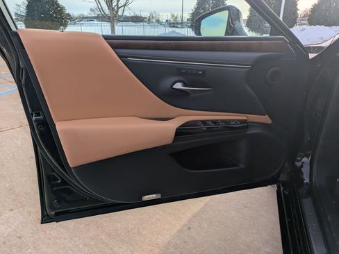 Used 2022 Lexus ES 350 w/ Premium Package image 11