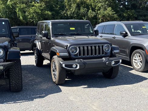 Used 2025 Jeep Wrangler Unlimited Sahara AWD/4WD image 3
