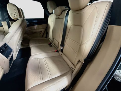 Used 2023 Porsche Cayenne AWD/4WD image 25