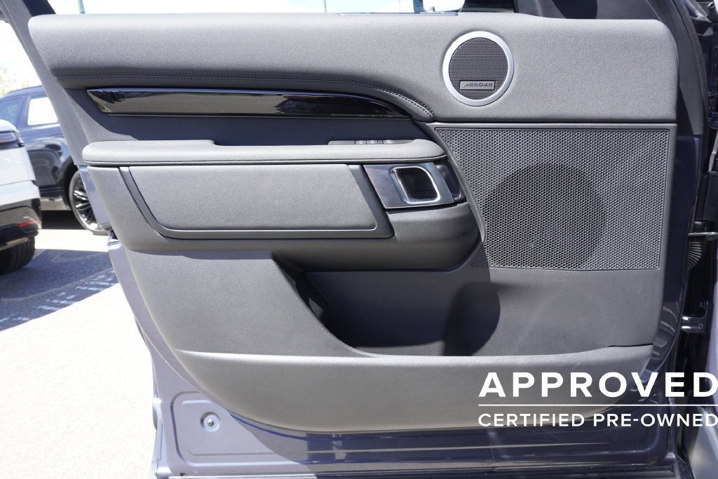 Used 2025 Land Rover Discovery S AWD/4WD image 17