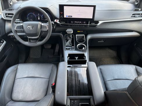 Used 2025 Toyota Sienna XLE Woodland Edition AWD/4WD image 2
