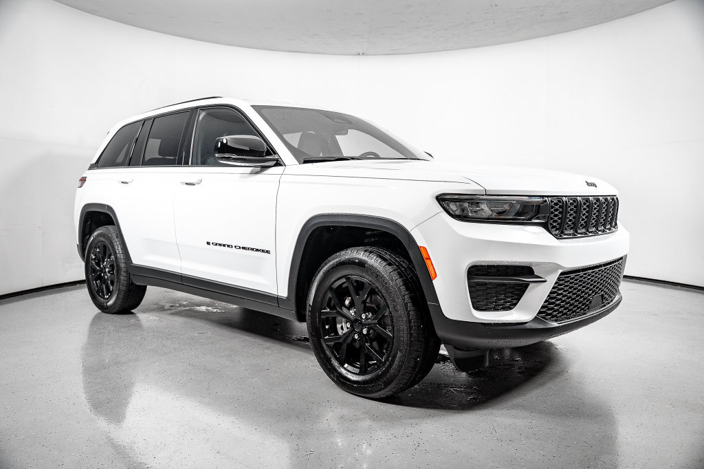Used 2025 Jeep Grand Cherokee Altitude w/ Trailer Tow Package RWD image 2
