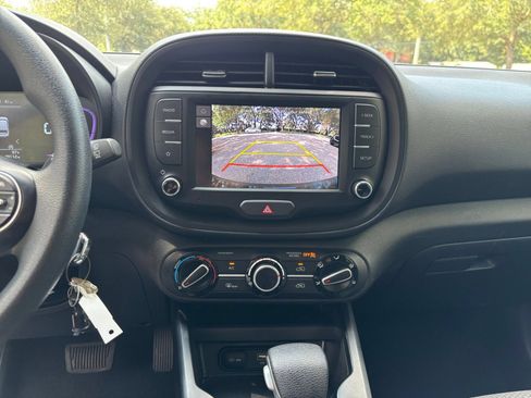 Used 2025 Kia Soul LX w/ LX Technology Package FWD image 17
