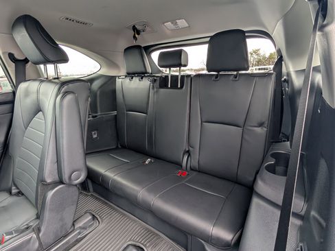 Used 2024 Toyota Highlander XLE image 14