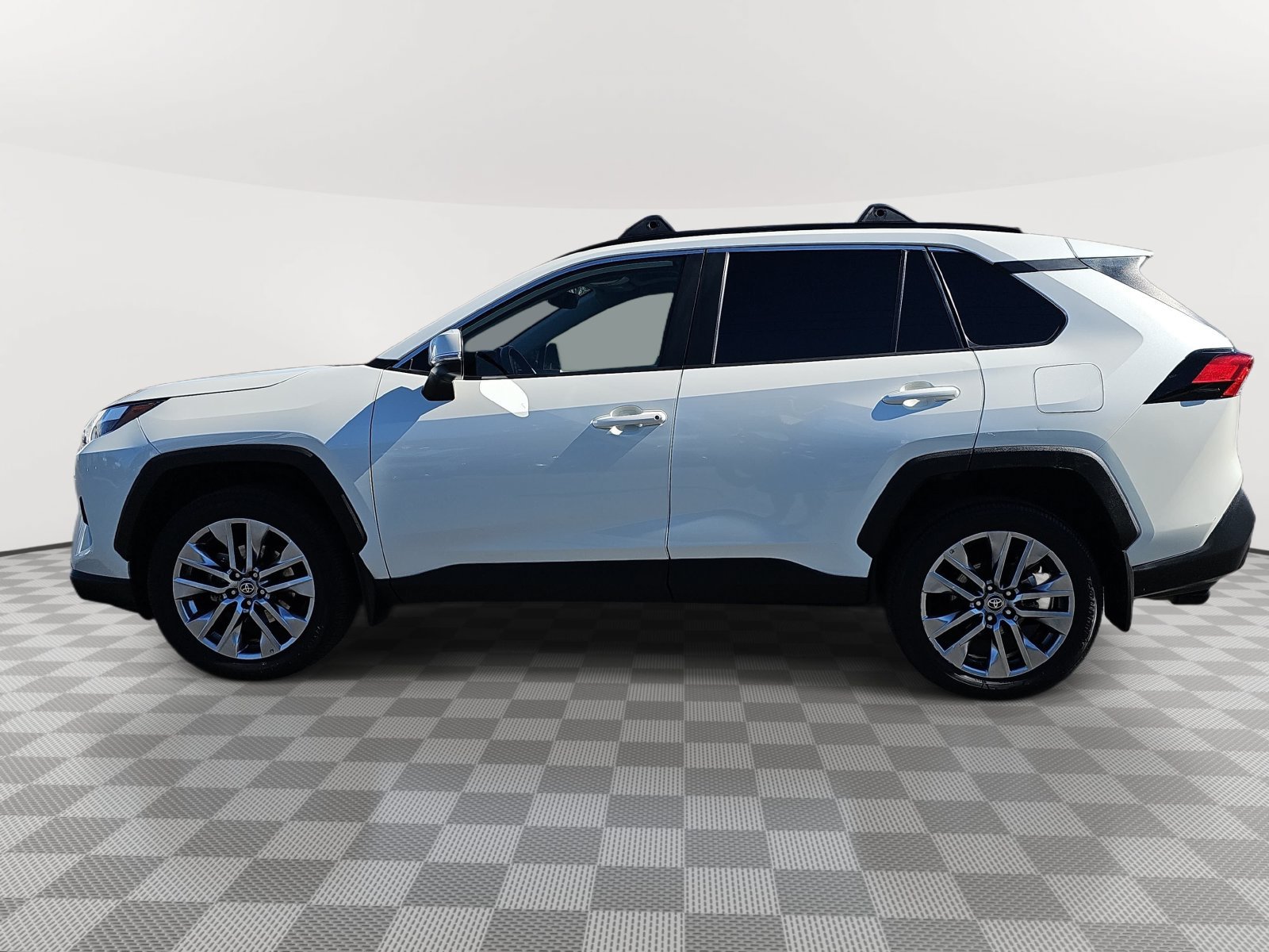 Used 2022 Toyota RAV4 XLE Premium FWD image 8