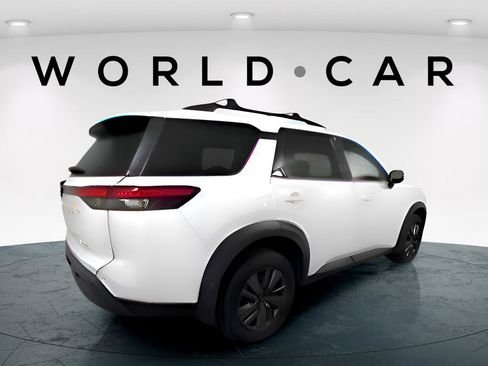 Used 2024 Nissan Pathfinder SV image 9