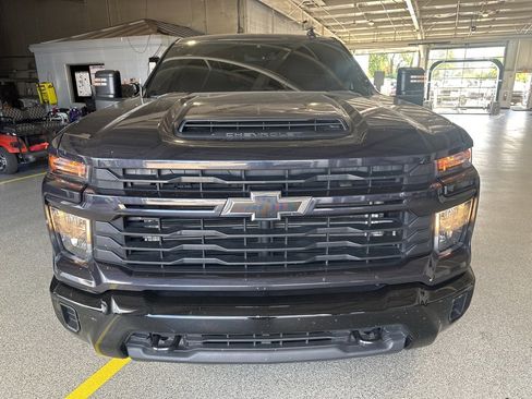 Used 2024 Chevrolet Silverado 2500 Custom w/ Custom Value Package image 2