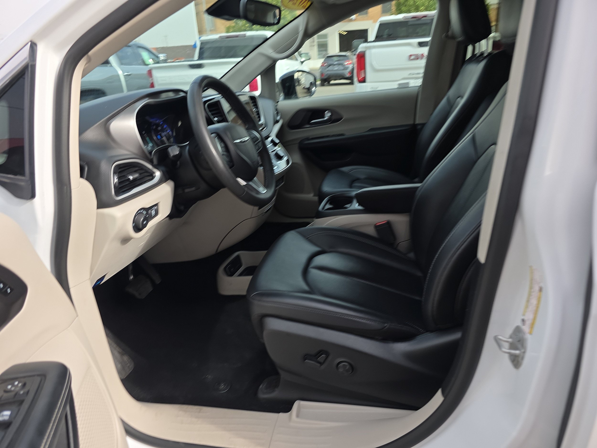 Used 2024 Chrysler Pacifica Touring-L FWD image 2