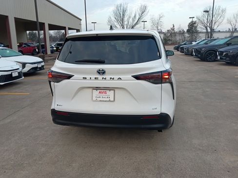 Used 2025 Toyota Sienna LE image 10