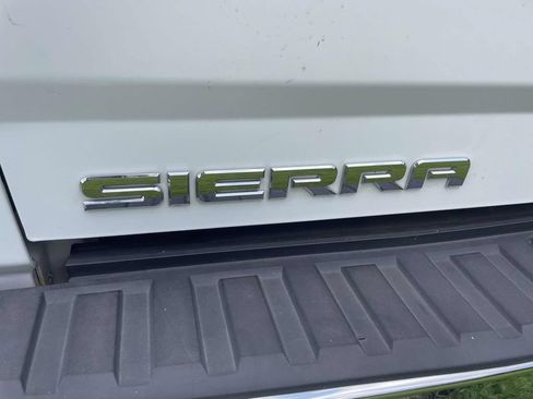 Used 2018 GMC Sierra 1500 SLT w/ SLT Preferred Package AWD/4WD image 4
