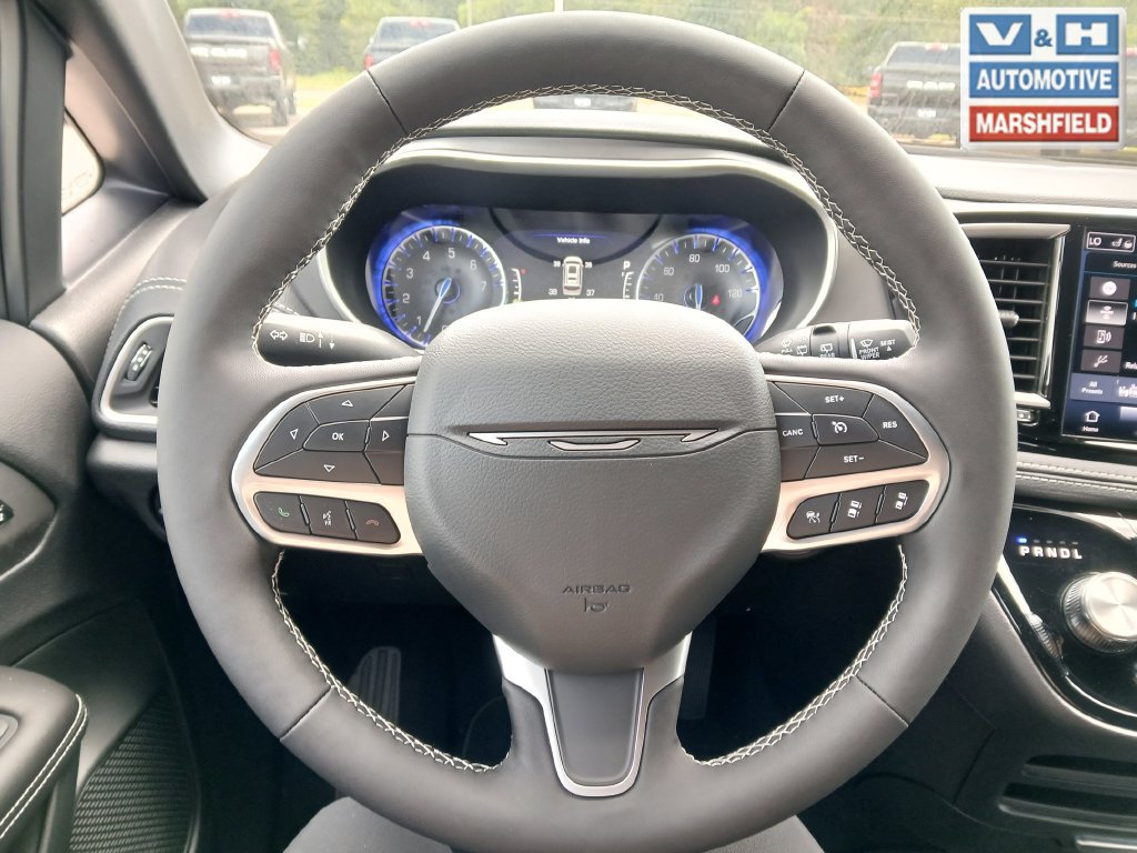 New 2027 Chrysler Pacifica Select FWD image 16