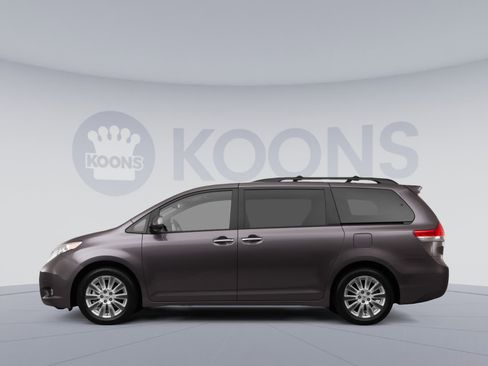 Used 2012 Toyota Sienna XLE image 2