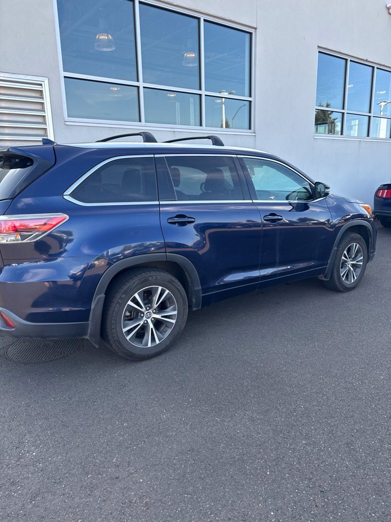 Used 2016 Toyota Highlander XLE AWD/4WD image 4