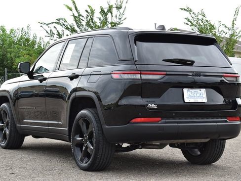 Used 2023 Jeep Grand Cherokee Laredo AWD/4WD image 9