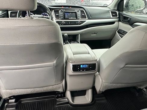 Used 2019 Toyota Highlander LE image 16