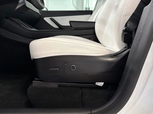 Used 2022 Tesla Model Y Long Range image 23