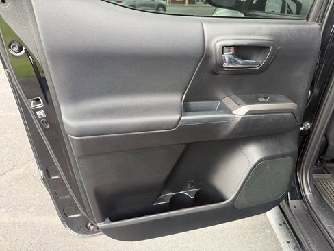 Used 2017 Toyota Tacoma TRD Off-Road w/ Premium & Technology Package image 21